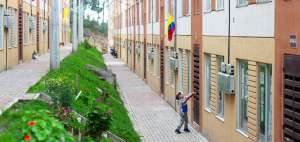 Cada estructura multifamiliar tiene 3 pisos y en cada uno de estos hay dos departamentos.