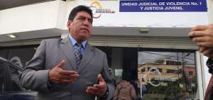 El abogado Fabricio Mena defiende a la madre de Carolina A., quien tiene resguardo policial por una serie de amenazas que ha recibido.