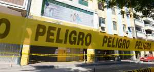 Un carril de la calle Col&oacute;n est&aacute; cerrado para que peatones no caminen cerca del edificio afectado.