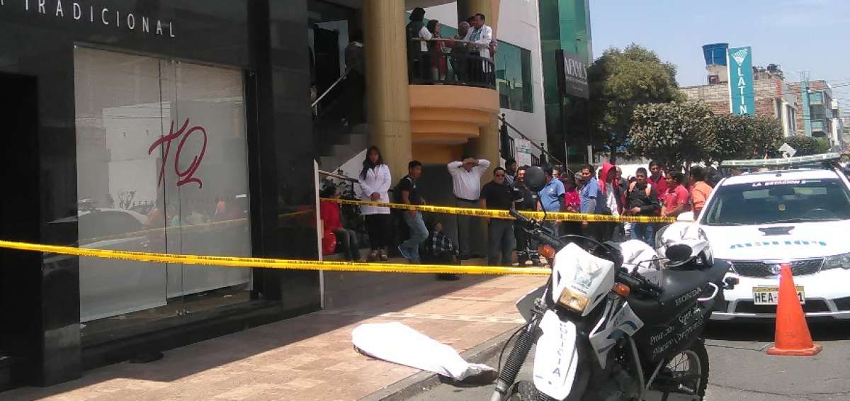 Un hombre salt&oacute; de un edificio de 9 pisos en Riobamba