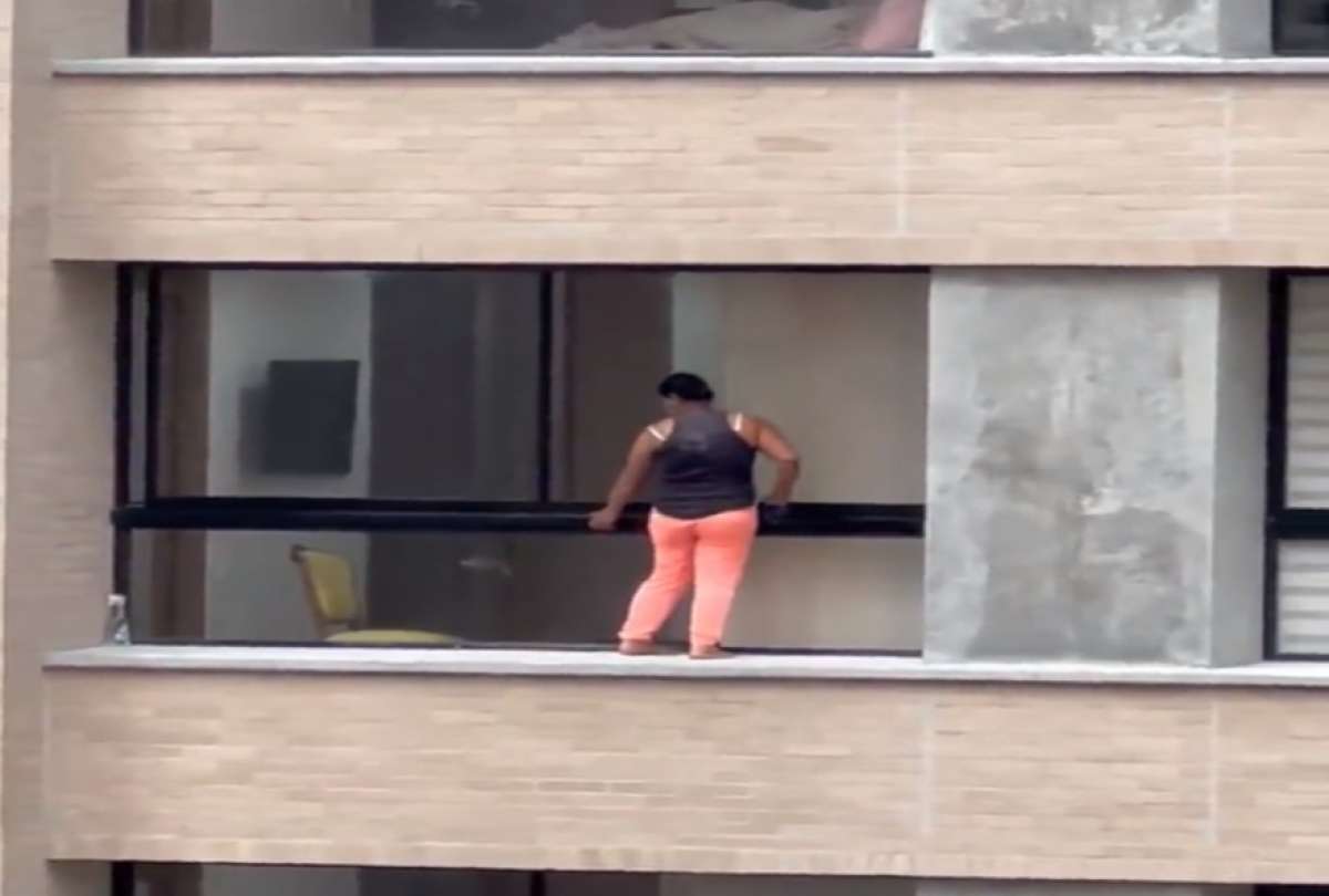 Una mujer arriesgó su vida para limpiar las ventanas de un departamento situado en el piso 12. 