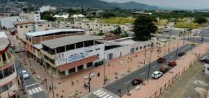 Vista de la zona regenerada del centro de Portoviejo donde se unen las calles antiguas con el parque Las Vegas, en el centro este de la ciudad.