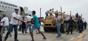 En el aeropuerto de Tachina (Esmeraldas) los voluntarios apoyan en las tareas de transporte de la ayuda.