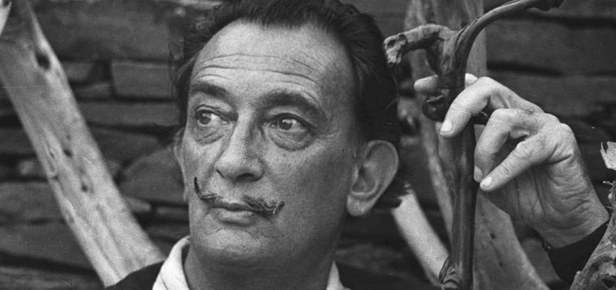En la actualidad no existen restos org&aacute;nicos de Salvador Dal&iacute;, m&aacute;s all&aacute; de su propio cad&aacute;ver, que permitir&iacute;an obtener el ADN del pintor ampurdan&eacute;s.  