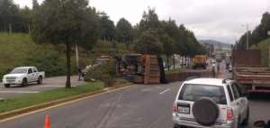 Cami&oacute;n se vuelca en la Av. Sim&oacute;n Bol&iacute;var