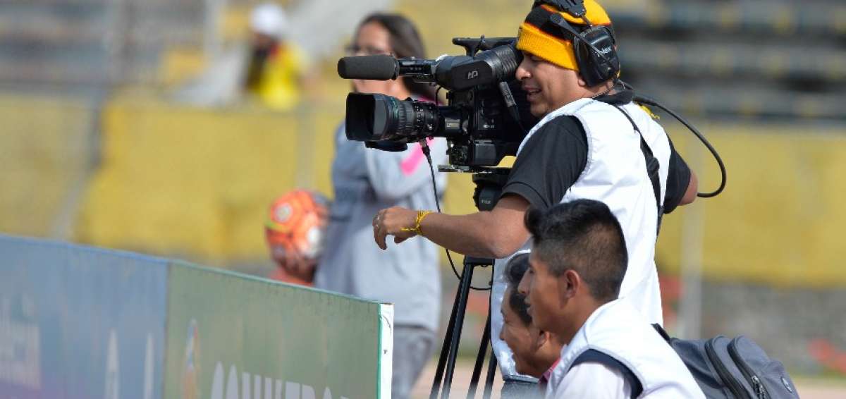Camar&oacute;grafos y personal operativo de televisi&oacute;n captan im&aacute;genes en el estadio Ol&iacute;mpico Atahualpa de Quito.