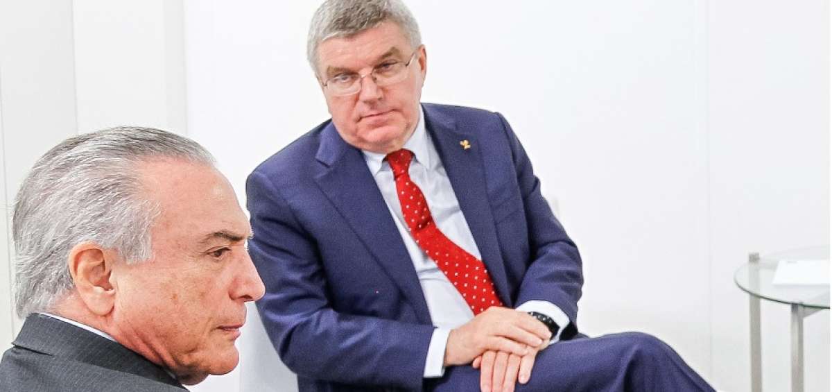 El presidente interino de Brasil, Michel Temer (izq.) y el titular del COI, Thomas Bach, se reunieron ayer en R&iacute;o. 