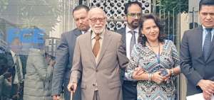 Julio C&eacute;sar Trujillo, presidente del CPCCS transitorio, a su salida de la Fiscal&iacute;a.