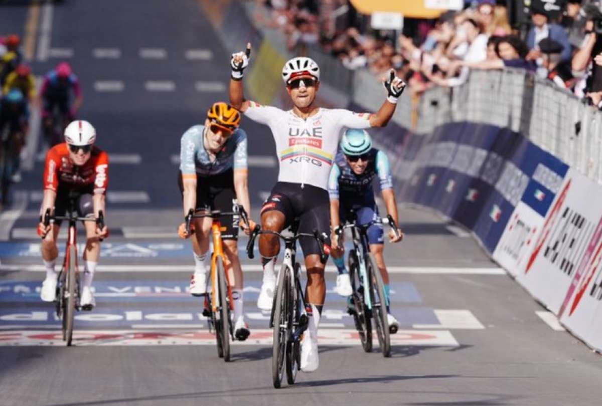 Jhonatan Narv&aacute;ez gan&oacute; la cuarta etapa del Giro de Italia tras un emocionante sprint final en Cosenza y le dio a Ecuador su primera victoria en esta edici&oacute;n.