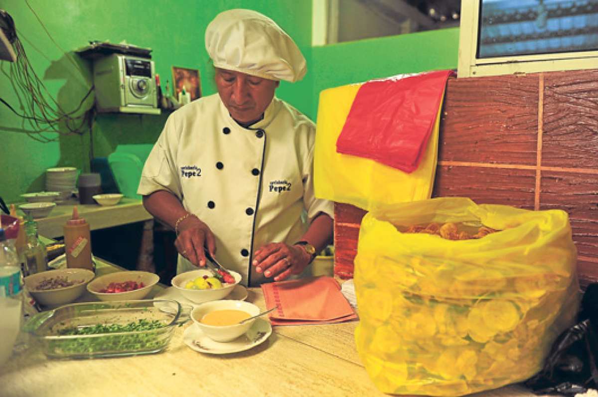 Francisco, hijo de &lsquo;Pepe&rsquo;, abri&oacute; la primera sucursal del negocio de su padre. Ahora este es el local m&aacute;s grande donde se vende ceviche con man&iacute; en Jipijapa. Foto: Rodolfo P&aacute;rraga / El Tel&eacute;grafo