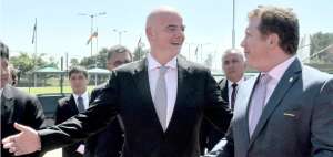El presidente de FIFA, Gianni Infantino (izq.), junto al titular de la Conmebol, Alejandro Dom&iacute;nguez.