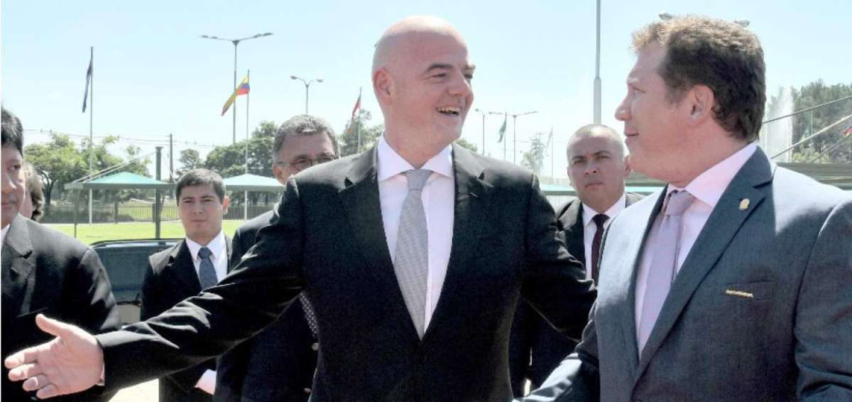 El presidente de FIFA, Gianni Infantino (izq.), junto al titular de la Conmebol, Alejandro Dom&iacute;nguez.