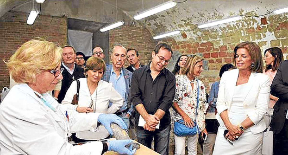 Ana Botella visit&oacute; la tumba de Cervantes junto a nueve escritores, previo al inicio de la Feria del Libro de Madrid. Foto: abc.es