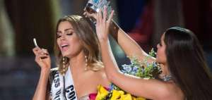 Momentos en que Paulina Vega le retira la corona a su compatriota, Ariadna Guti&eacute;rrez, en medio de l&aacute;grimas.