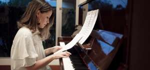 La cantante capitalina Ale Bayas toca el piano desde su ni&ntilde;ez y tambi&eacute;n es compositora de sus propias canciones. en distintos g&eacute;neros musicales. 