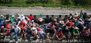 Miembros de la caravana migrante contin&uacute;an su traves&iacute;a por el municipio de Juchitan, en el estado de Oaxaca (M&eacute;xico). 