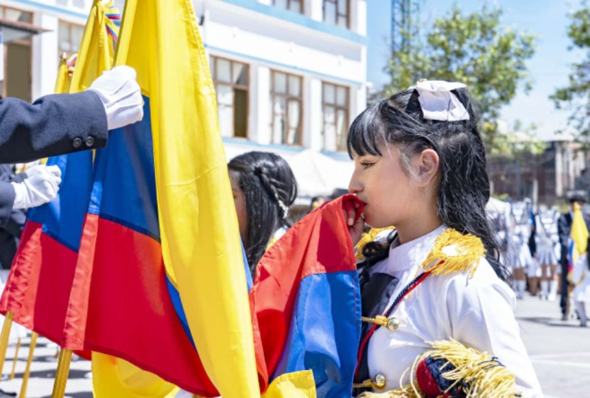 Ecuador rinde homenaje a la Bandera con el juramento de 263 mil estudiantes