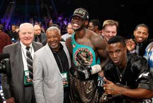 Deontay Wilder (c.) posa para la foto con su nuevo t&iacute;tulo de campe&oacute;n de peso pesado. Foto: AFP