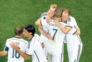 Los integrantes de la selecci&oacute;n alemana celebran el tanto de apertura, obra de Andre Sch&uuml;rrle en la pr&oacute;rroga. Foto: AFP.