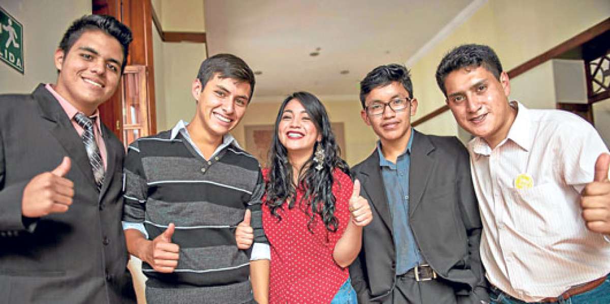 Los j&oacute;venes GAR reciben becas que solventan sus estudios, pasajes, seguro m&eacute;dico y manutenci&oacute;n. Foto: Archivo