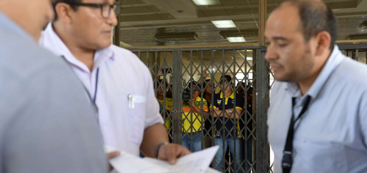 Luis G&oacute;mez (atr&aacute;s) permaneci&oacute; atrincherado en el edificio de Fedenador mientras se notificaba la intervenci&oacute;n.