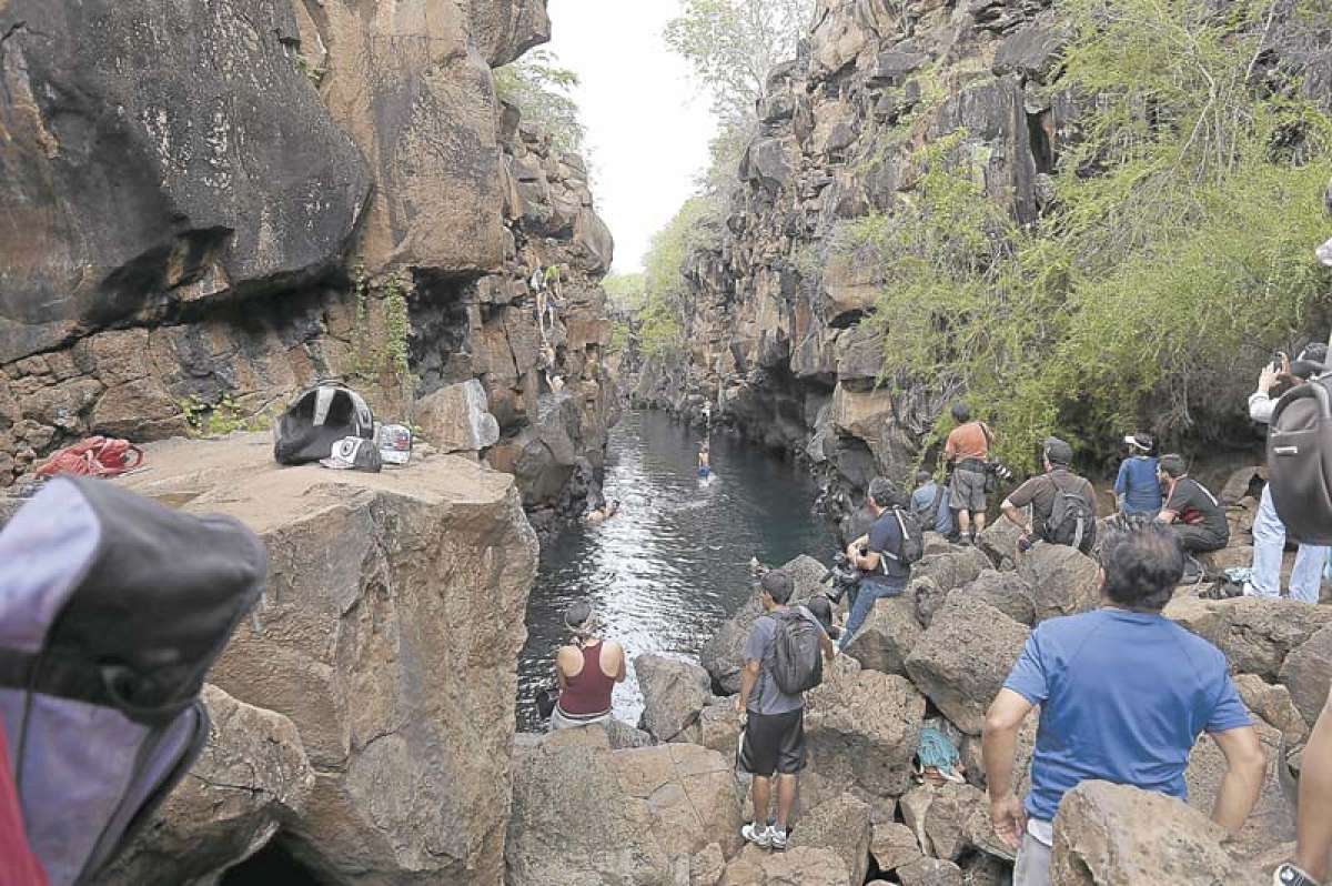 Gal&aacute;pagos encanta con su roca volc&aacute;nica