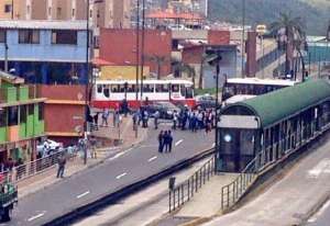 Los estudiantes se apostaron en la avenida Napo.Foto tomada de la cuenta de Twitter del ECU 911