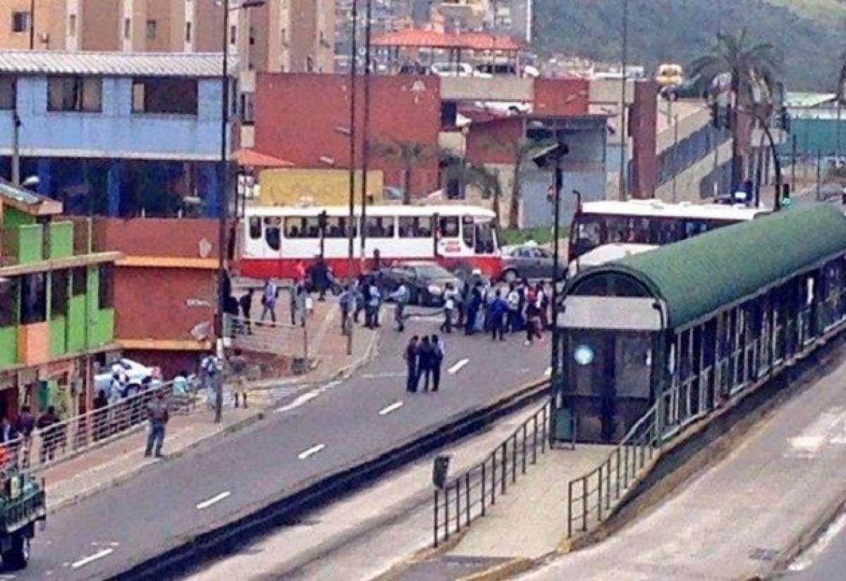 Los estudiantes se apostaron en la avenida Napo.Foto tomada de la cuenta de Twitter del ECU 911