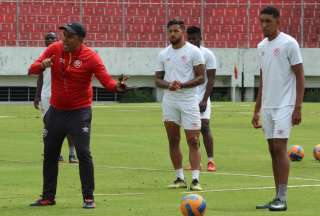 El DT César Farías (izq.) dirige el entrenamiento de Aucas, en Chillogallo