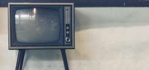 Una de las primeras series con gran rating fue El &aacute;ngel de piedra (1989), escrita por el colombiano Julio Jim&eacute;nez y dirigida por C&eacute;sar Carmigniani.