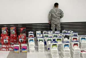 Durante un control en el Aeropuerto Internacional Eloy Alfaro, el Servicio Nacional de Aduana del Ecuador (SENAE) detect&oacute; y retuvo 201 dispositivos electr&oacute;nicos.