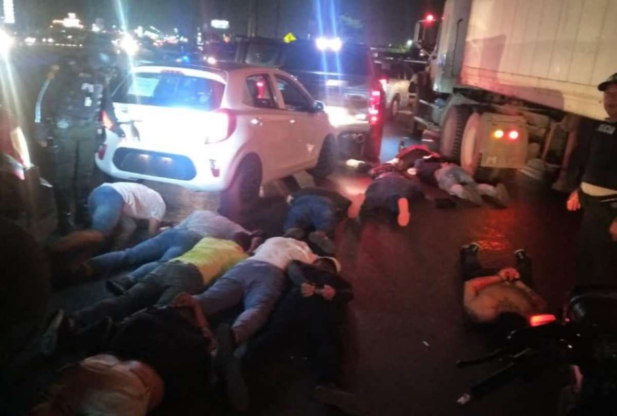 Al menos 30 miembros de una banda habrían sido capturados a las afueras de la Penitenciaría del Litoral.