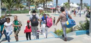 A la playa El Murci&eacute;lago de Manta llegaron los turistas para disfrutar del mar y de la gastronom&iacute;a que se ofrece en el malec&oacute;n esc&eacute;nico. 