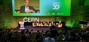 El padre de la Web, el brit&aacute;nico Tim Berners-Lee (en la pantalla), participa en un evento para celebrar el 30 aniversario de la World Wide Web, la red mundial que cambi&oacute; la historia moderna, en el Centro Europeo de F&iacute;sica de Part&iacute;culas (CERN) en Meyrin, cerca de Ginebra (Suiza).