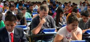 Los estudiantes de tercero de bachillerato y graduados de a&ntilde;os anteriores descargaron un documento con el puntaje sobre 1.000 y la lista de aciertos.