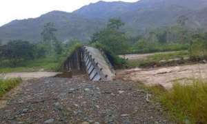 Un puente sobre el r&iacute;o Maravilla, en Babahoyo, colaps&oacute;. Foto: Fuerzas Armadas 
