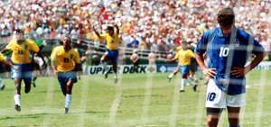 El italiano Roberto Baggio se lamenta tras errar el penal definitorio ante Brasil.