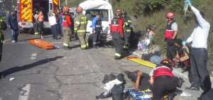 Personal de emergencia, durante la atenci&oacute;n a los heridos.