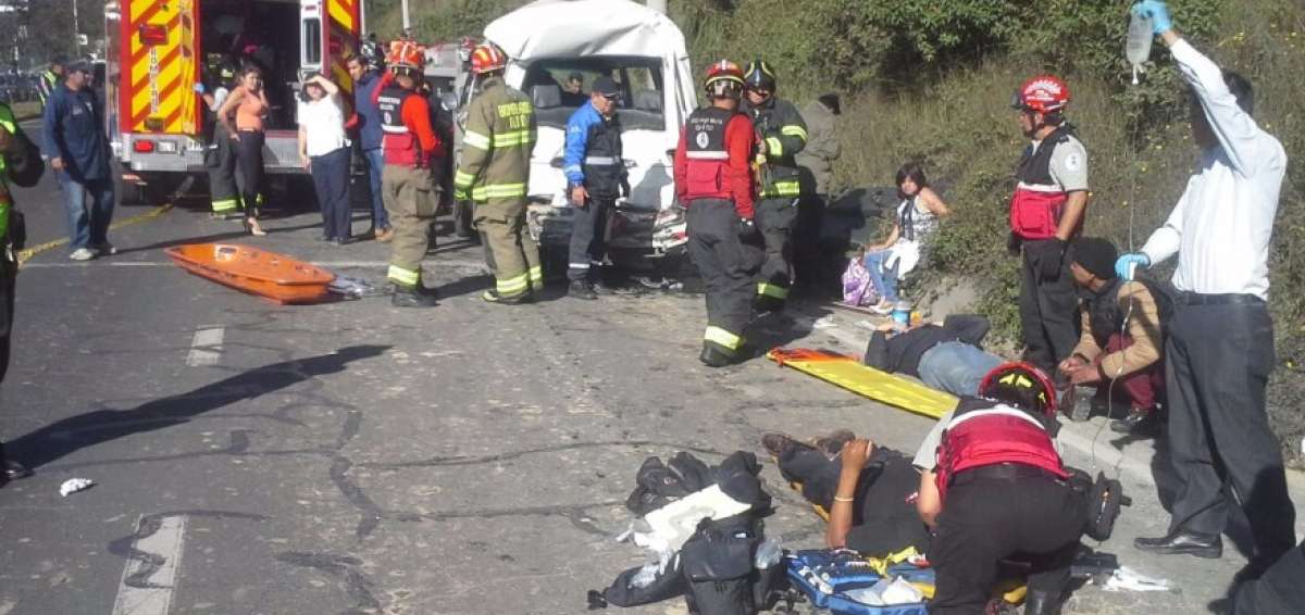 Personal de emergencia, durante la atenci&oacute;n a los heridos.