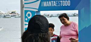 Turistas se toman fotos con el fondo de la rada del puerto de Manta. Los marcos met&aacute;licos sirven para llevarse un recuerdo de la ciudad.  