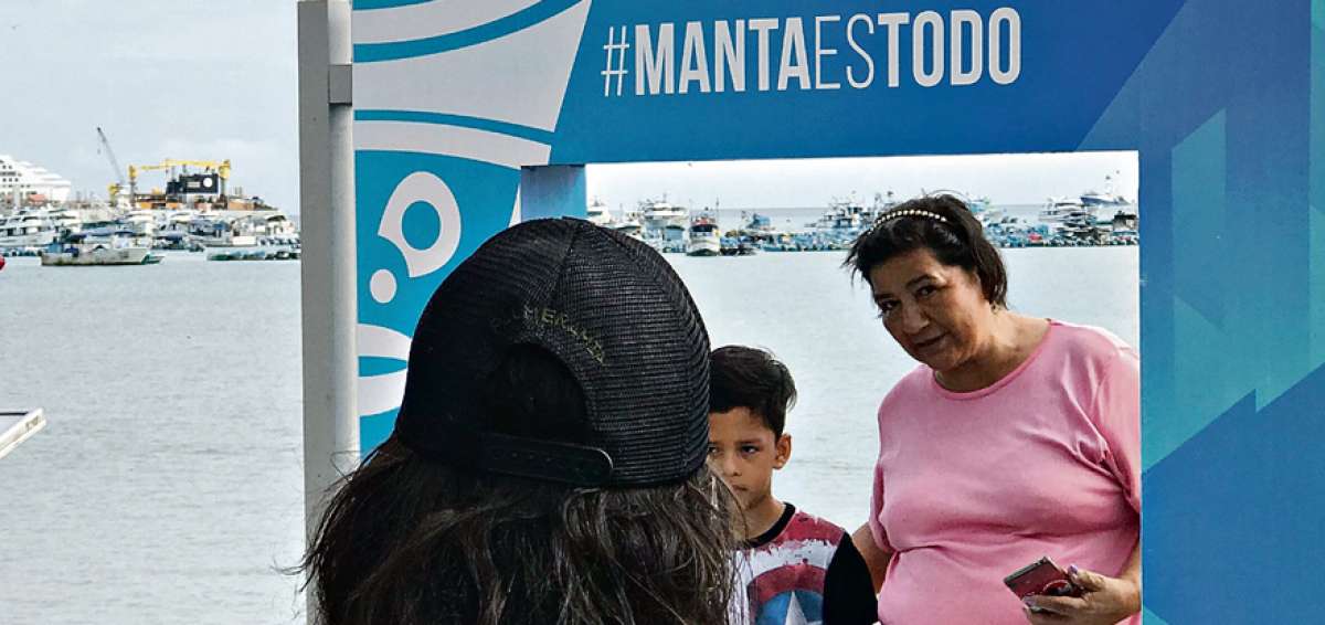 Turistas se toman fotos con el fondo de la rada del puerto de Manta. Los marcos met&aacute;licos sirven para llevarse un recuerdo de la ciudad.  
