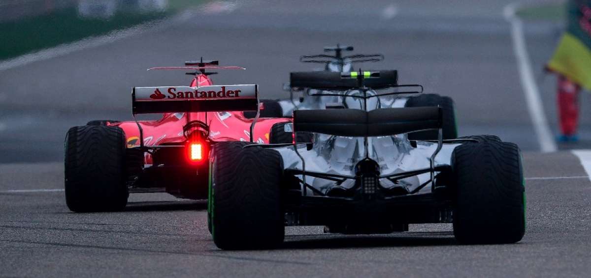 Mercedes y Ferrari trasladan su pulso al desierto de Bahr&eacute;in