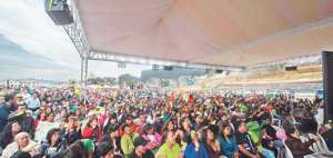 El mandatario Rafael Correa recibi&oacute; muestras de apoyo durante el enlace ciudadano realizado ayer en las instalaciones del colegio Mont&uacute;far, al sur de Quito. Foto: John Guevara / El Tel&eacute;grafo