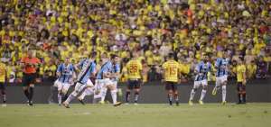 Edilson, de Gremio, festeja el segundo gol del partido, tras la ejecuci&oacute;n de un tiro libre a unos 30 metros del arco de Barcelona; el arquero amarillo M&aacute;ximo Banguera le reclam&oacute; fuertemente a sus defensas y centrocampistas por no armar correctamente la barrera.  