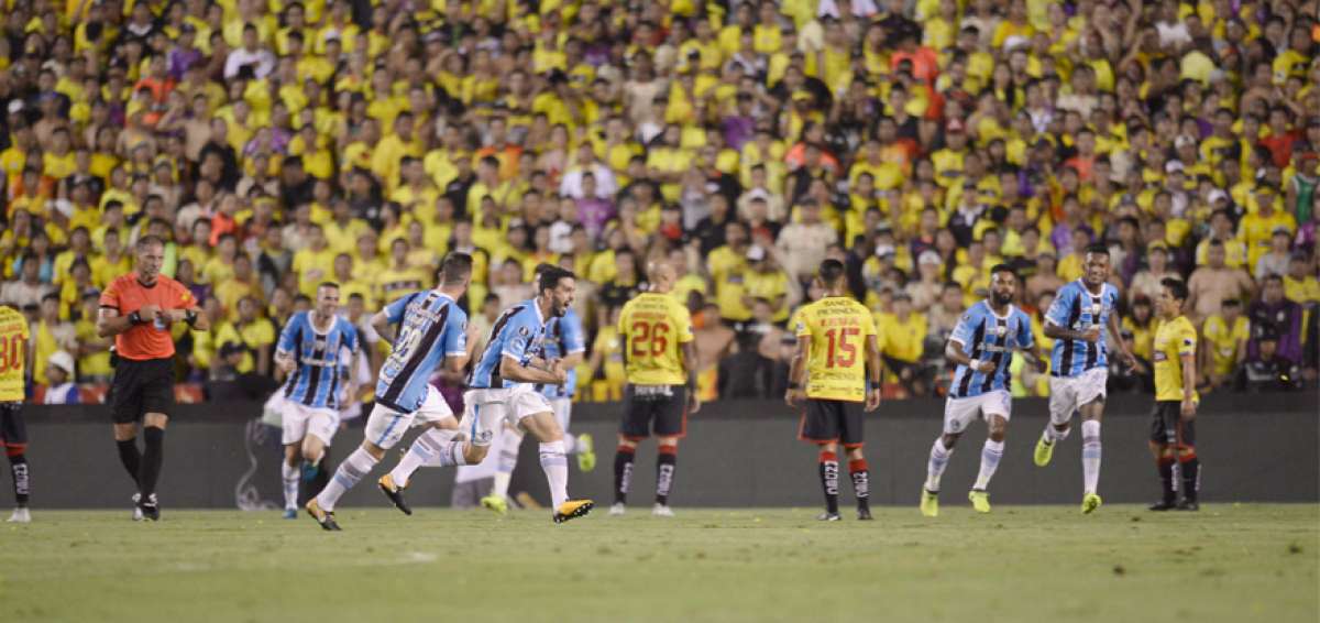 Edilson, de Gremio, festeja el segundo gol del partido, tras la ejecuci&oacute;n de un tiro libre a unos 30 metros del arco de Barcelona; el arquero amarillo M&aacute;ximo Banguera le reclam&oacute; fuertemente a sus defensas y centrocampistas por no armar correctamente la barrera.  