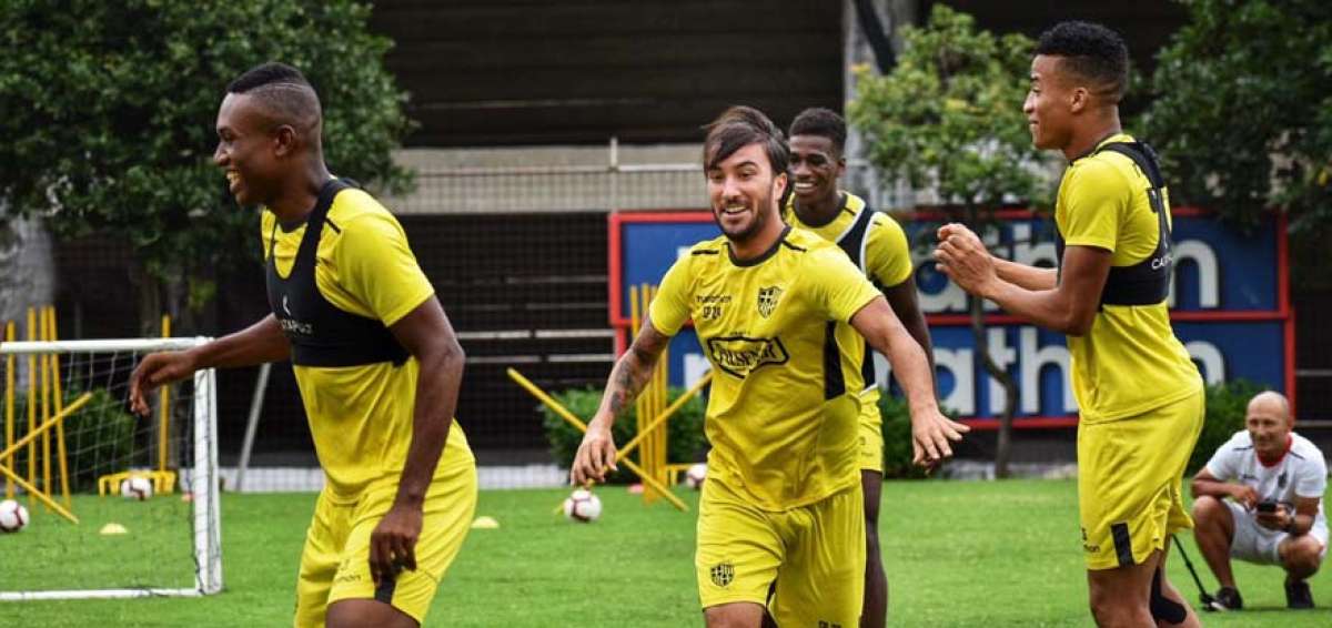 El colombiano Sebasti&aacute;n P&eacute;rez (c.) durante la pr&aacute;ctica de Barcelona, donde realizaron din&aacute;micas. El volante particip&oacute; ayer de la Liga de las Estrellas.