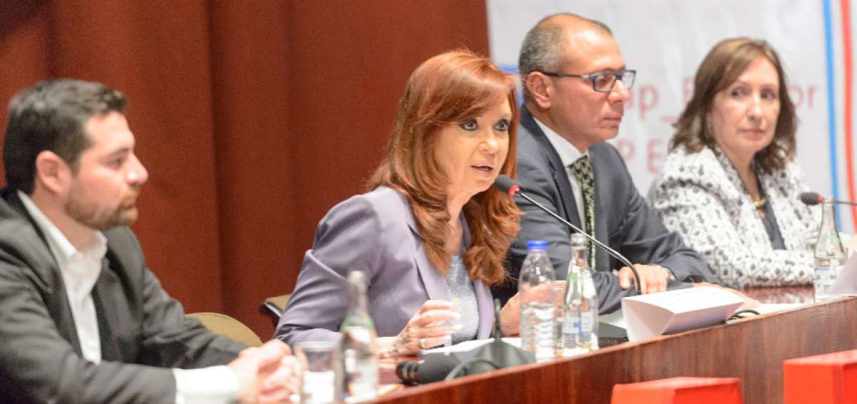 Expresidenta de Argentina advierte que poder medi&aacute;tico amenaza a estados progresistas