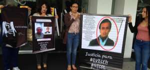 En los exteriores de la Corte, familiares y amigos de las v&iacute;ctimas exig&iacute;an justicia.