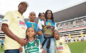 La familia del &lsquo;Chucho&rsquo; estuvo presente en el estadio Azteca:Lizeth Chal&aacute; (viuda), &Eacute;rmen Ben&iacute;tez (padre) y sus hijos. Foto: Internet