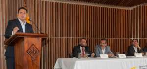 El ministro Leonardo Berrezueta en el evento de firma de un convenio interinstitucional entre la Senescyt, Ministerio de Trabajo y Secap.